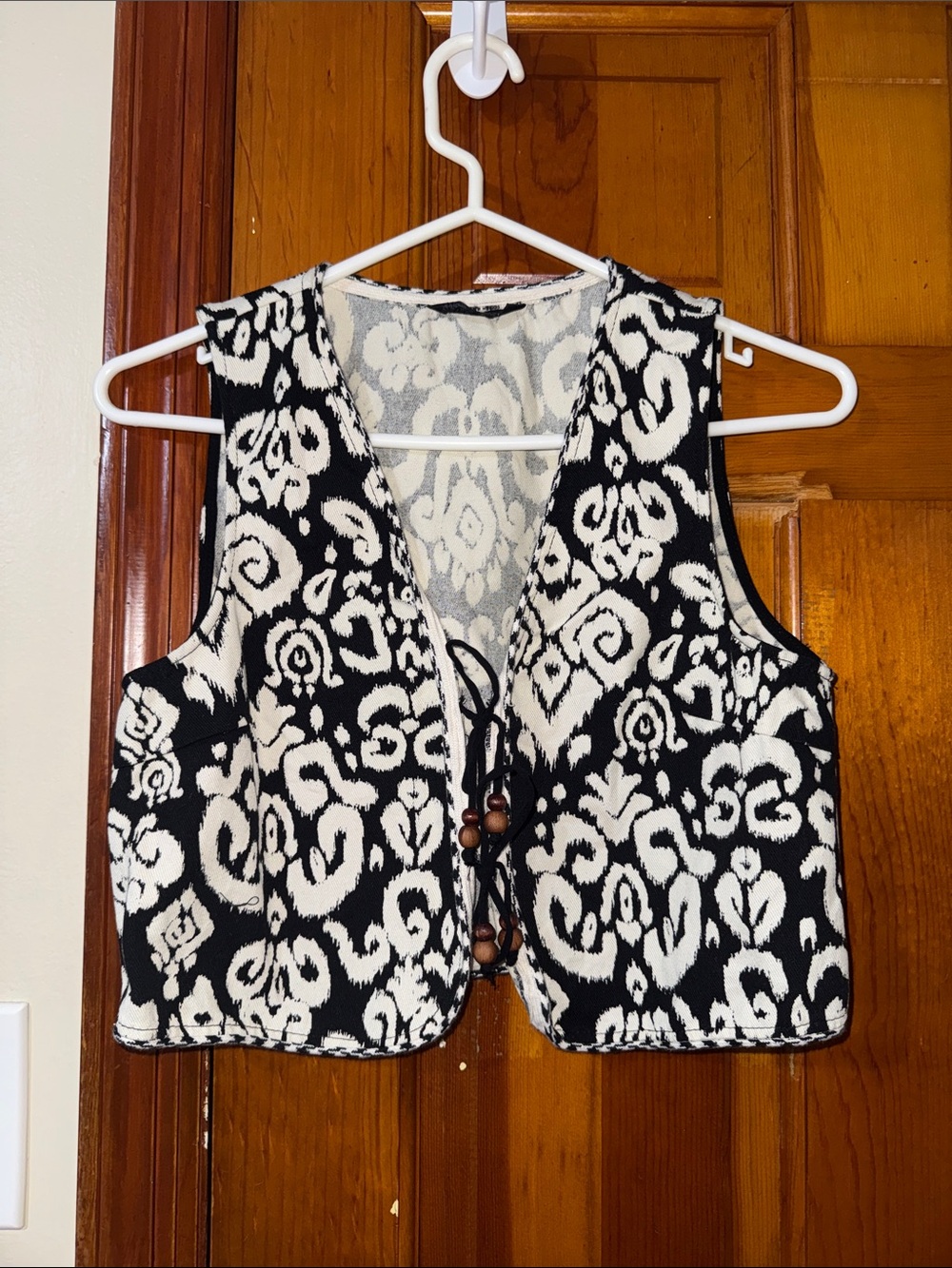 Zara Black & White Patterned Tie-Front Sleeveless Vest